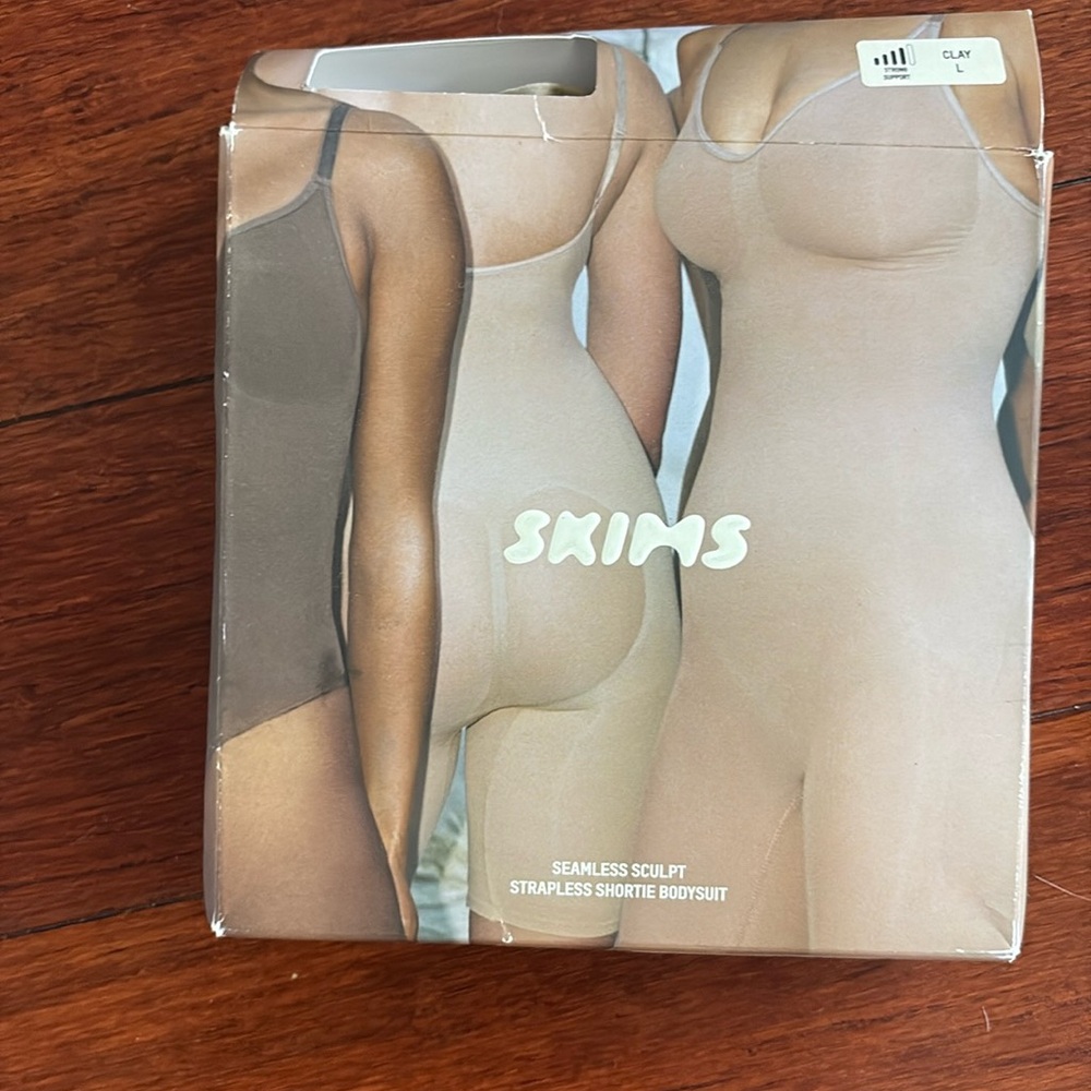 NWOT Skims strapless shortie bodysuit